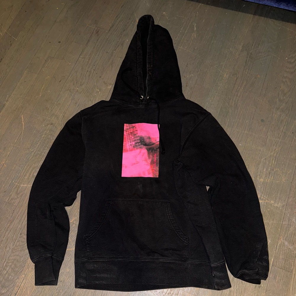 SUPREME HOOD SIZE MEDIUM OK CONDITION ( has hole see photos)
